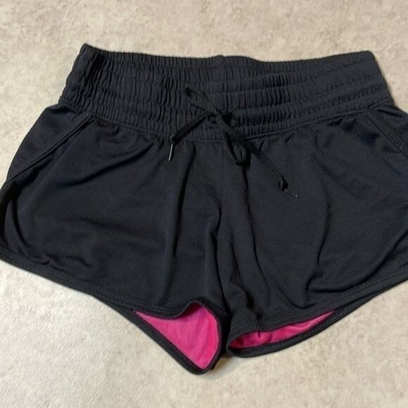 Reebok women’s shorty shorts black lined Athletic shorts. Size M. - Picture 1 of 9